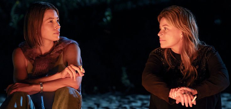 Jessica Biel and Elizabeth Banks © Amazon MGM