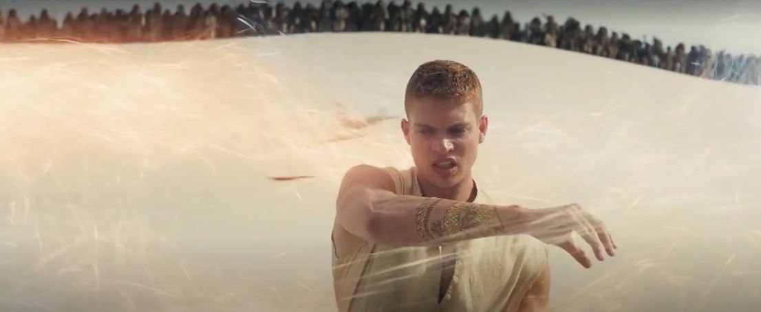 Rand al'Thor (Josha Stradowski) shows the Aiel what he can do with the One Power. © Prime Video