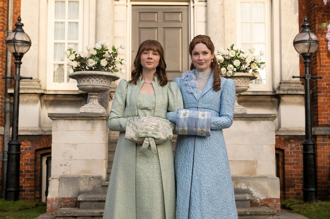 Claudia Jessie as Eloise Bridgerton and Hannah Dodd as Francesca Stirling in Bridgerton