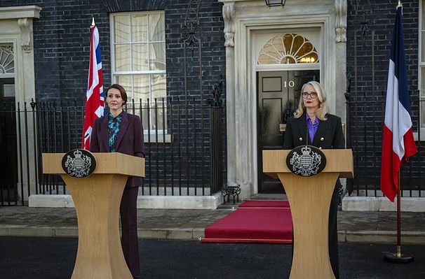  Suranne Jones as Abigail, Julie Delpy as Vivienne standing outside of Downing Street in Episode 1 of Hostage