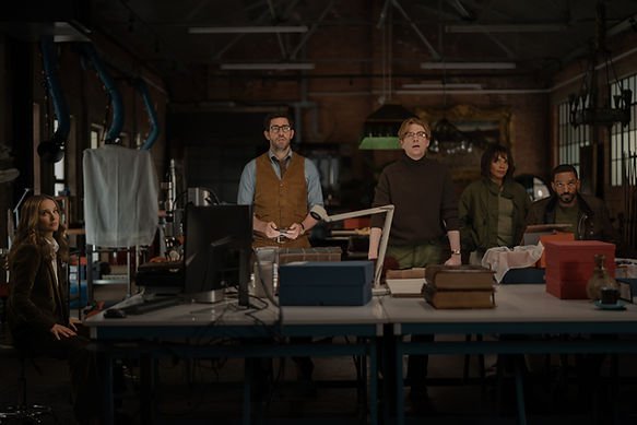 Natalie Portman, John Krasinski, Domhnall Gleeson, Carmen Ejogo and Laz Alonso in Fountain of Youth. © Apple TV+