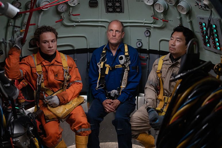 Finn Cole, Woody Harrelson and Simu Liu in Last Breath. © Focus Features