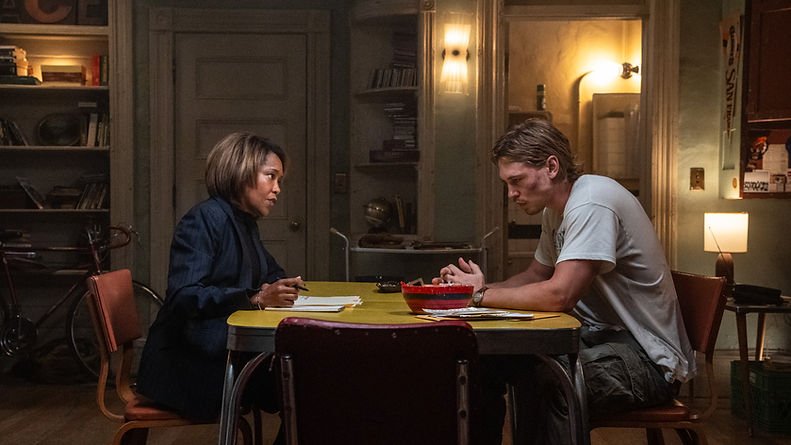 Regina King and Austin Butler in Caught Stealing. © Sony
