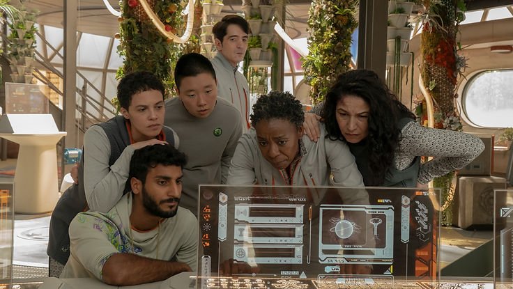 Akshay Khanna, Tattiawna Jones, Sabrina Wu, David Dastmalchian, Noma Dumezweni and Tamara Podemski in Murderbot. © Apple TV+