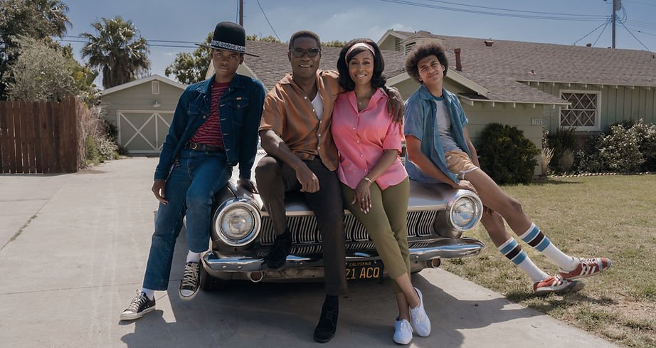 The Chambers (Jahi Di’Allo Winston, David Oyelowo, Simone Missick and Evan Ellison) take a family photo. © Apple