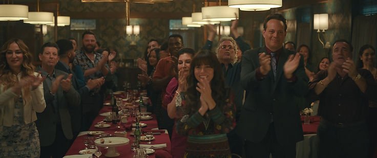 (L-R) Drea de Matteo as Stella, Linda Cardellini as Olivia, Vince Vaughn as Joe Scaravella and Michael Rispoli as Al in Nonnas. © Netflix