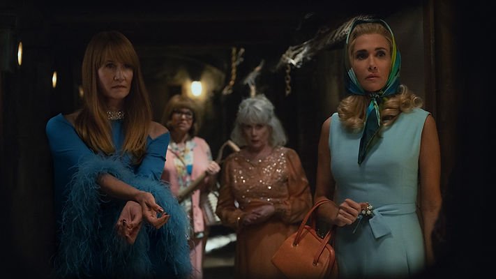 Laura Dern, Mindy Cohn, Julia Duffy and Kristen Wiig in Palm Royale. © Apple TV
