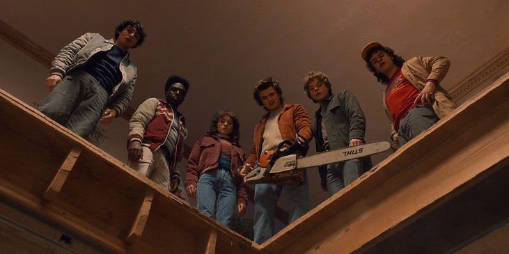 (L to R) Finn Wolfhard, Caleb McLaughlin, Natalia Dyer, Joe Keery, Charlie Heaton, and Gaten Matarazzo in Stranger Things. © Netflix