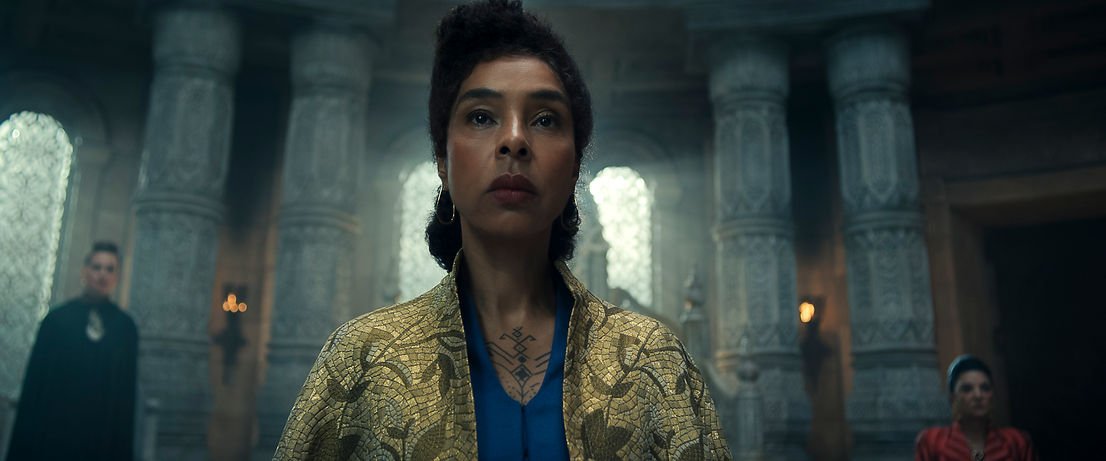Siuan (Sophie Okonedo) is called to trial. © Prime Video