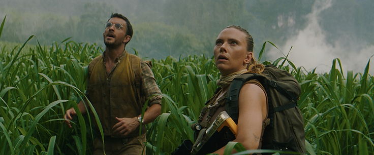 Jonathan Bailey and Scarlett Johansson in Jurassic World: Rebirth. © Universal