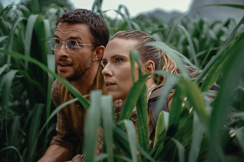 Jonathan Baily and Scarlett Johansson in Jurassic World: Rebirth © Universal